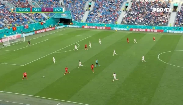 OCAZIE ELVETIA! Zuber patrunde in careu si incearca un sut la coltul scurt, dar Unai Simon intervine bine!