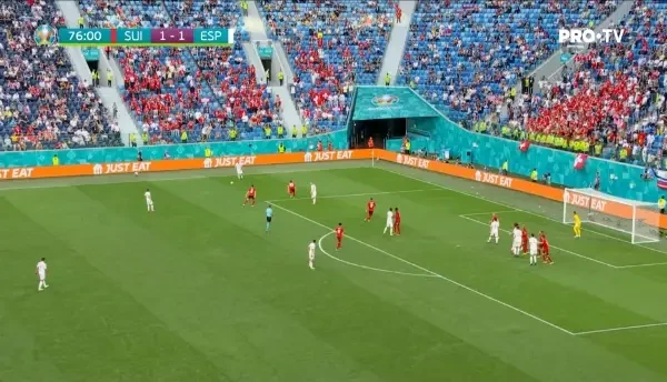 CARTONAS ROSU! Freuler este eliminat dupa o intrare dura la Gerard Moreno! Centralul a verificat faza cu VAR, care a confirmat faultul