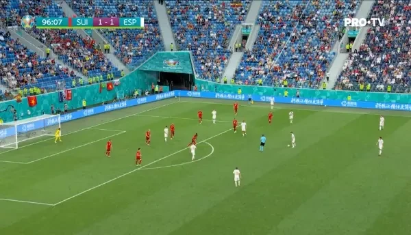 OCAZIE SPANIA! Dani Olmo suteaza de la distanta, dar balonul este deviat de Gerard Moreno in out