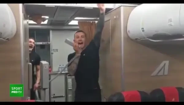 Clipul care face inconjurul lumii! Gest superb al coechipierilor lui Spinazzola dupa accidentarea acestuia. Italienii au facut spectacol in avion