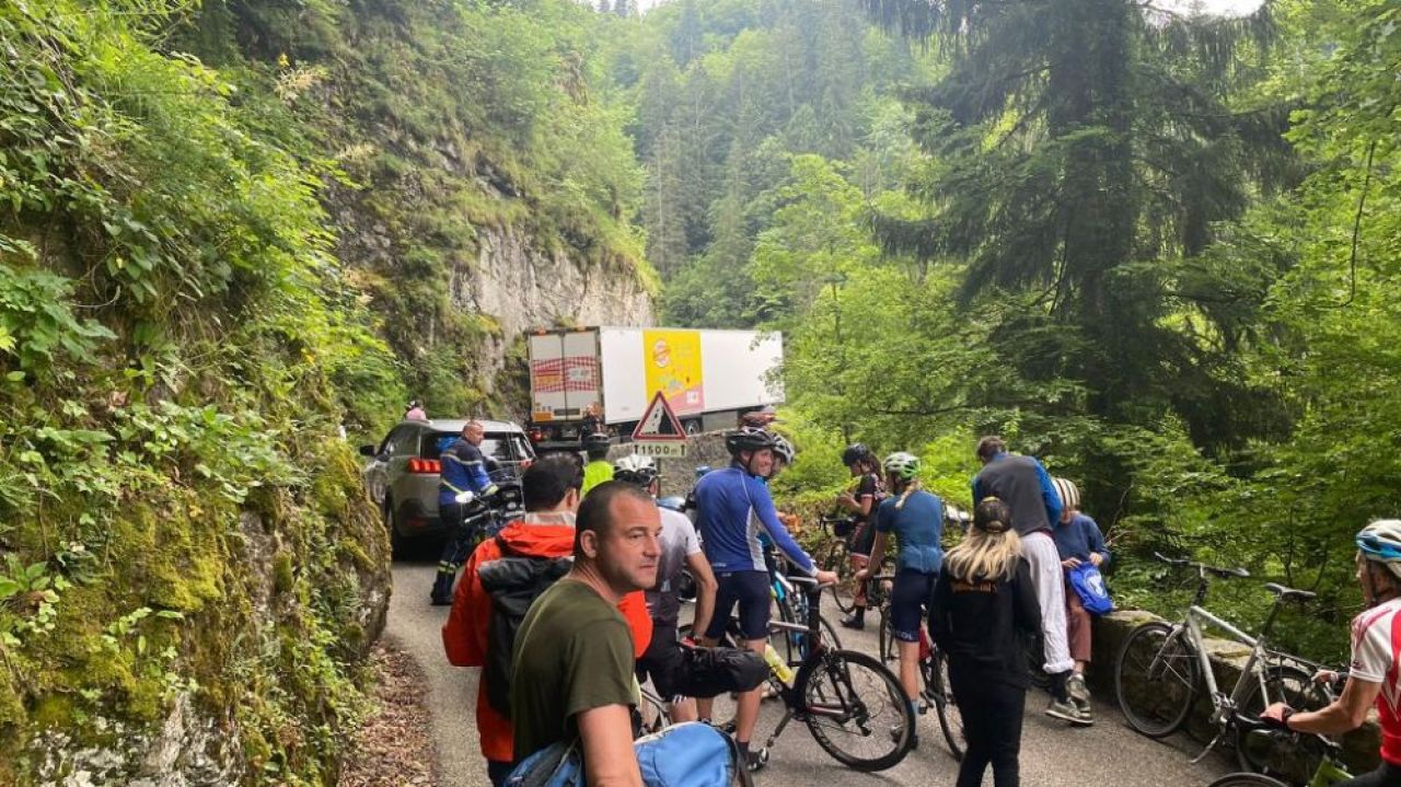 Continua ghinionul in Turul Frantei! Dupa dezastrul provocat de femeia care a intrat pe traseu, un camion a ramas blocat _8
