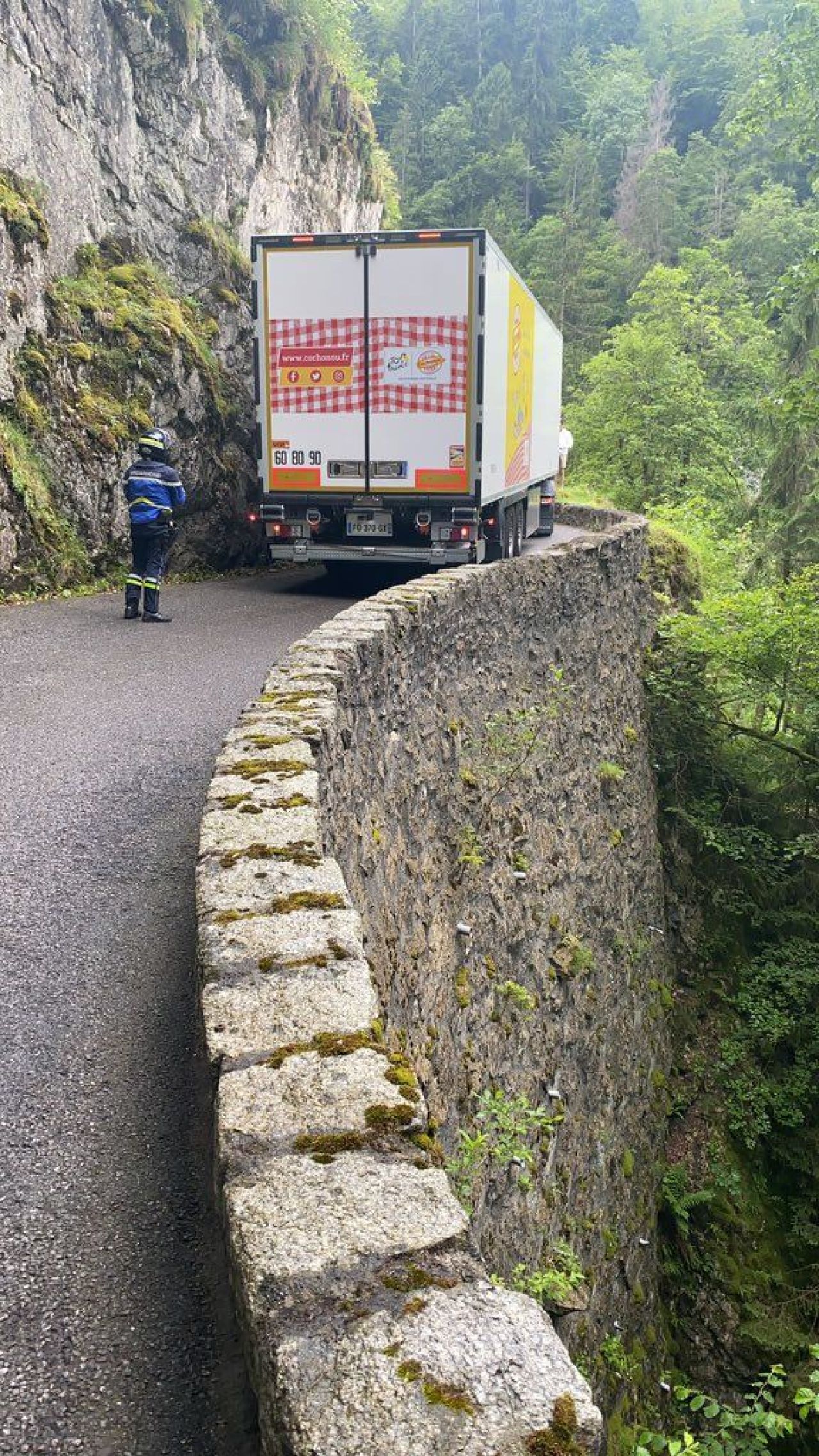 Continua ghinionul in Turul Frantei! Dupa dezastrul provocat de femeia care a intrat pe traseu, un camion a ramas blocat _9