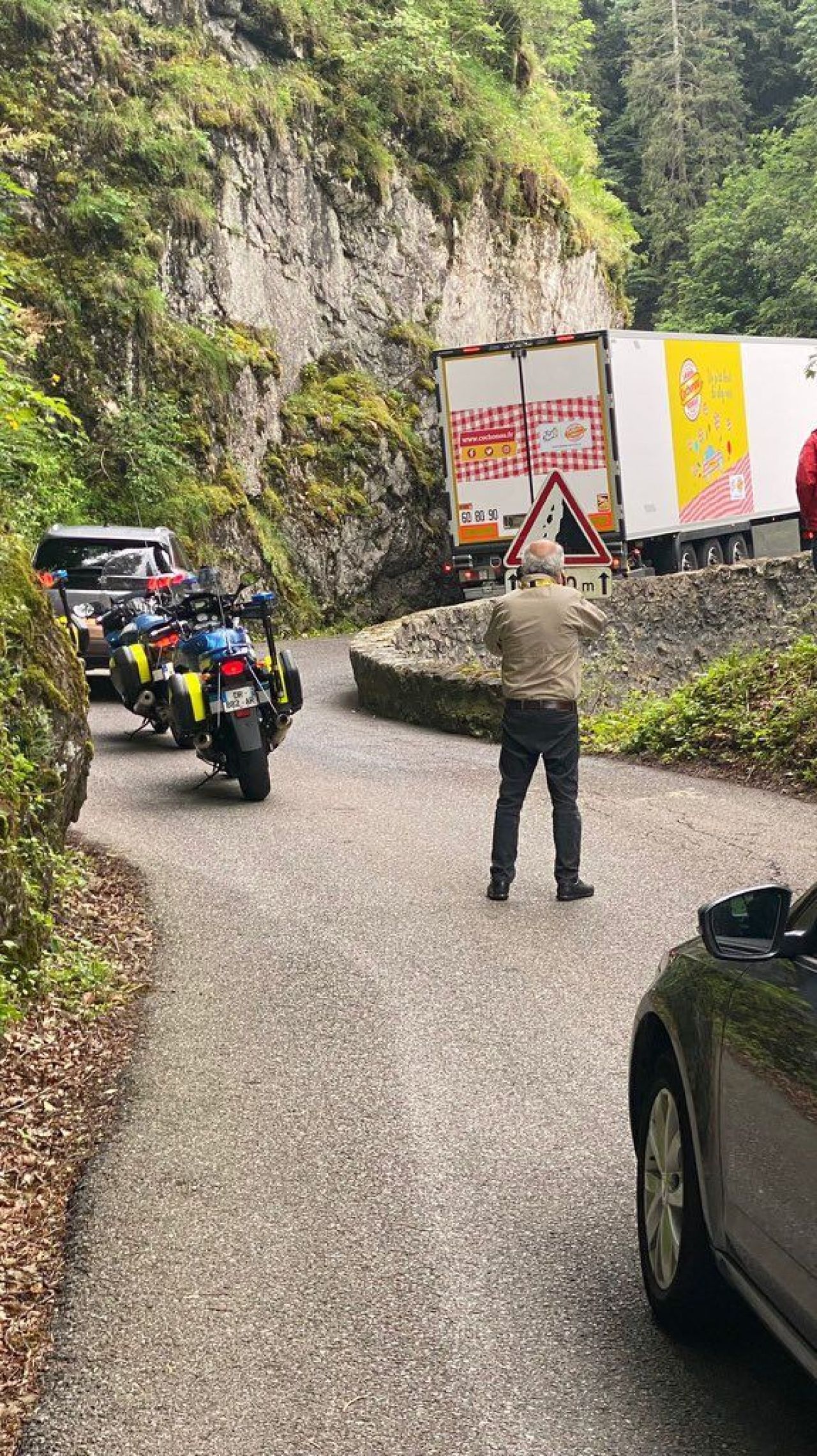 Continua ghinionul in Turul Frantei! Dupa dezastrul provocat de femeia care a intrat pe traseu, un camion a ramas blocat _11