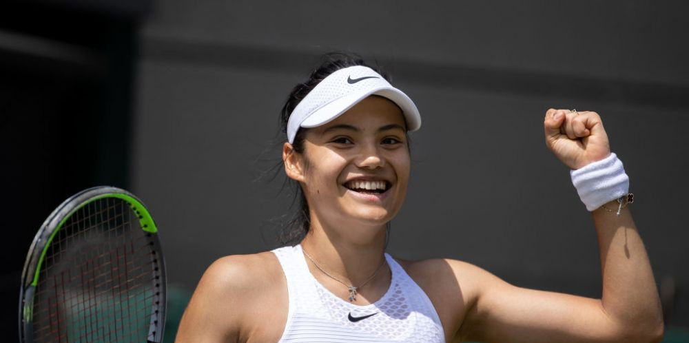 Emma Raducanu a facut declaratia saptamanii dupa victoria cu Sorana Cirstea: Inainte de Wimbledon, parintii m-au intrebat daca nu cumva impachetez prea multe haine de joc! &nbsp;