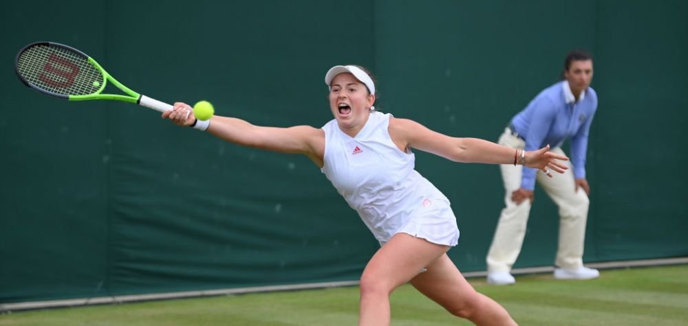 Scandalul care pateaza prestigiul turneului de la Wimbledon! Jelena Ostapenko s-a dat accidentata cand a vazut ca pierde: Stii ca minte, nu? Ce cuvinte grele si-au spus jucatoarele la final&nbsp;
