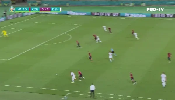 GOOOOOOL DANEMARCA! Maehle centreaza superb, cu exteriorul, iar Dolberg trimite fara probleme in poarta!