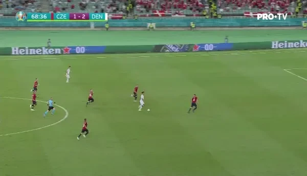OCAZIE DANEMARCA! Poulsen a scapat pe contraatac, singur cu doi fundasi cehi si a incercat un sut din afara careului, insa Vaclik a retinut fara probleme!