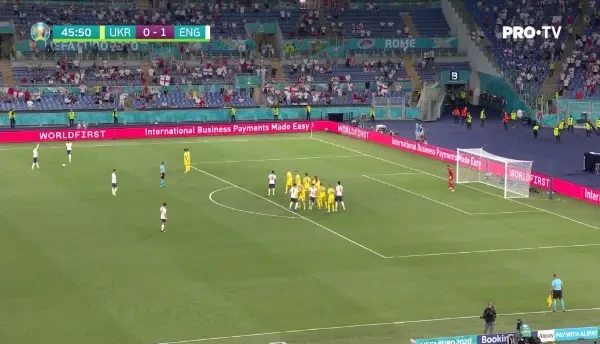GOOOOOL ANGLIA! Shaw centreaza din lovitura libera, Maguire s-a inaltat peste fundasii ucraineni si a trimis cu capul direct in plasa!