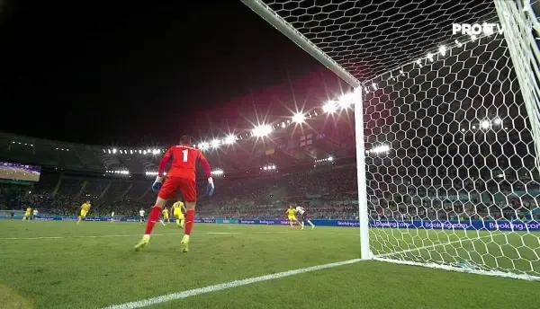 GOOOOOL ANGLIA! Mount centreaza din corner, balonul ajunge la Henderson, care reia cu capul, direct in poarta!