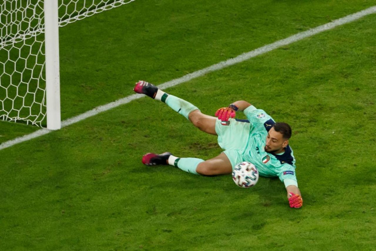 Asa ceva nu s-a mai vazut! Donnarumma si-a luat manusi