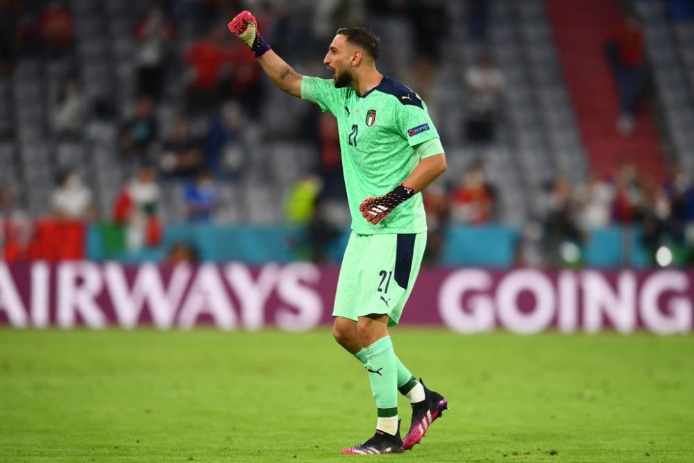 Asa ceva nu s-a mai vazut! Donnarumma si-a luat manusi 