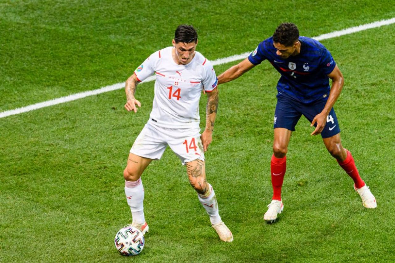 Raphael Varane, tot mai aproape de plecarea de la Real Madrid! Manchester United e hotorata sa-l convinga pe francez si le propune spaniolilor si un jucator la schimb_6