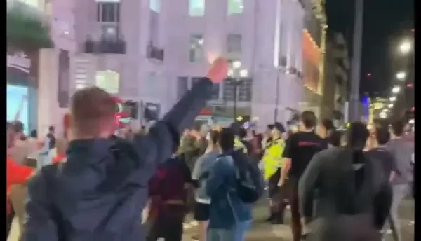 Fanii s-au dezlantuit dupa victoria Angliei cu Ucraina! Politistii au intervenit si au arestat si mingea