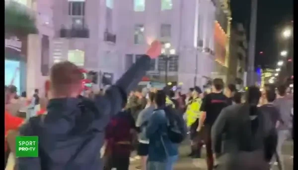 Sunt imaginile momentului! Dupa victoria Angliei cu Ucraina, politistii au arestat mingea! :) Ce au putut face fanii