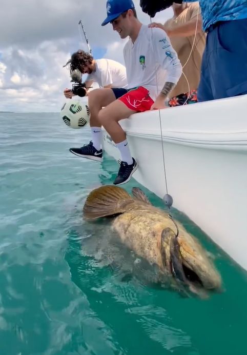 Imagini incredibile cu starul lui Chelsea! A jonglat cu mingea pe marginea unei barci, langa un peste gigant si a fost aproape sa cada in ocean_3