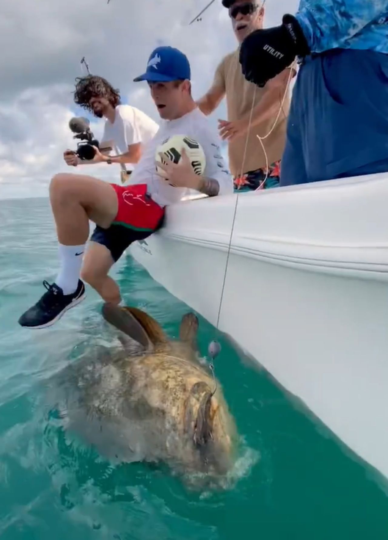 Imagini incredibile cu starul lui Chelsea! A jonglat cu mingea pe marginea unei barci, langa un peste gigant si a fost aproape sa cada in ocean_3