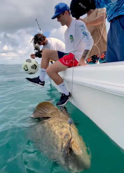 Imagini incredibile cu starul lui Chelsea! A jonglat cu mingea pe marginea unei barci, langa un peste gigant si a fost aproape sa cada in ocean_5