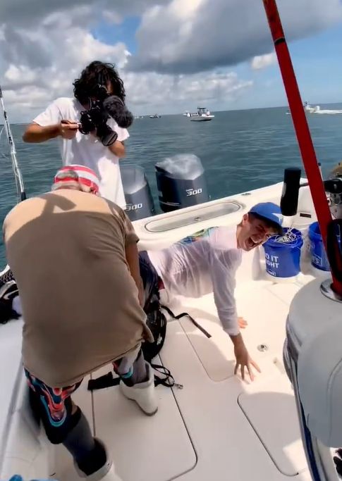 Imagini incredibile cu starul lui Chelsea! A jonglat cu mingea pe marginea unei barci, langa un peste gigant si a fost aproape sa cada in ocean_6