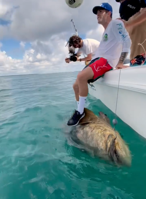 Imagini incredibile cu starul lui Chelsea! A jonglat cu mingea pe marginea unei barci, langa un peste gigant si a fost aproape sa cada in ocean_8
