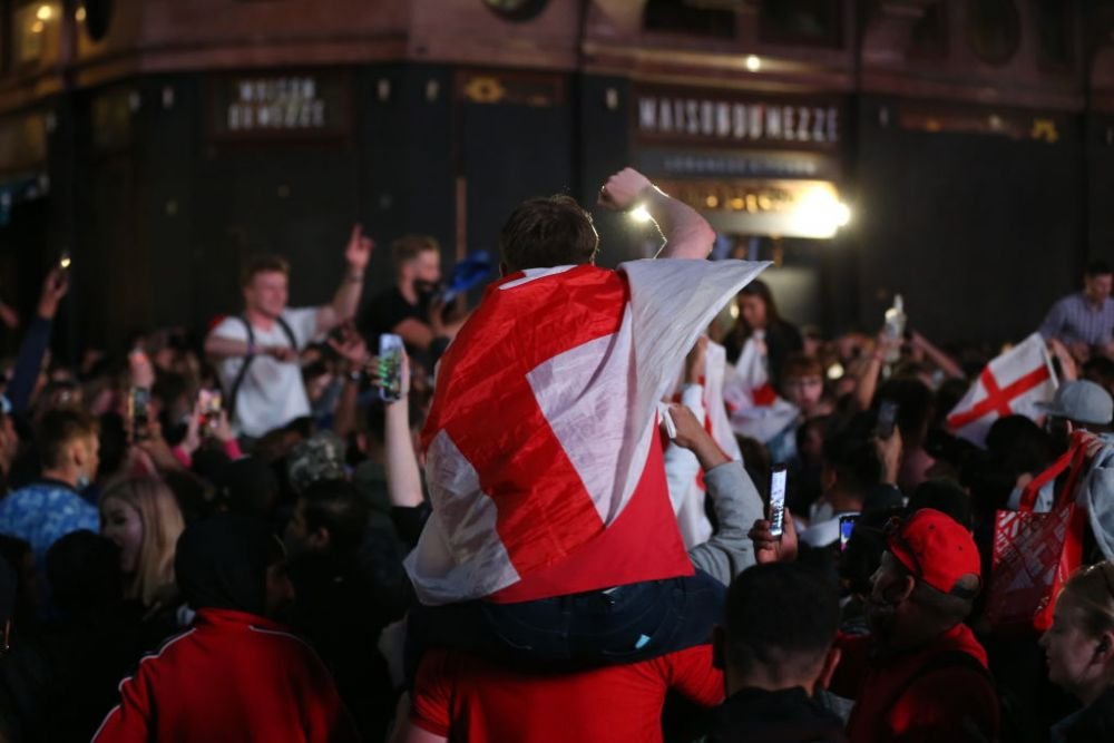Fanii s-au dezlantuit dupa victoria Angliei cu Ucraina! Politistii au intervenit si au 'arestat' si mingea _3