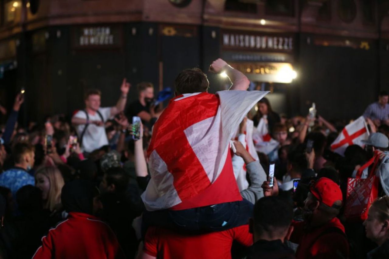 Fanii s-au dezlantuit dupa victoria Angliei cu Ucraina! Politistii au intervenit si au 'arestat' si mingea _3