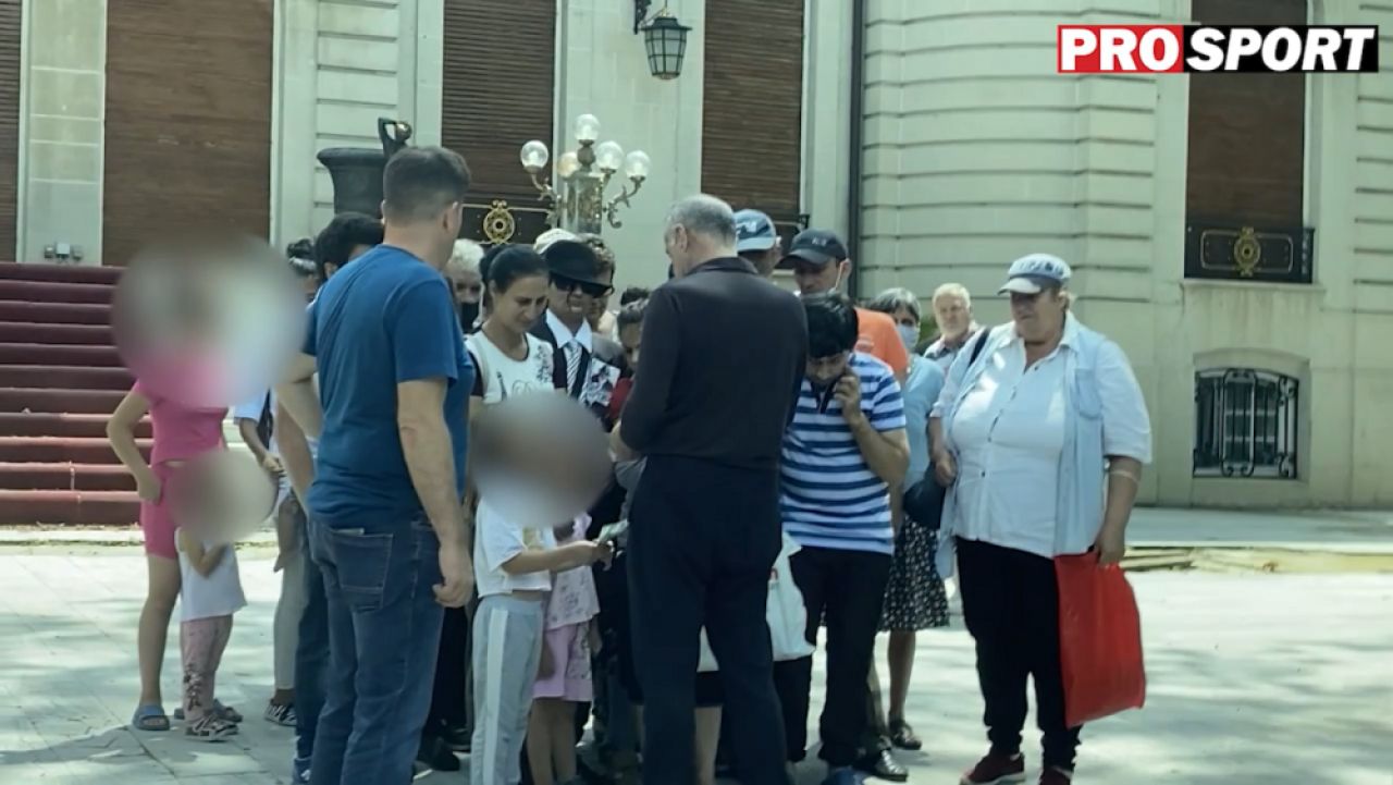Imagini geniale de la Palatul lui Gigi Becali! Un barbat s-a imbracat in Michael Jackson si a stat la coada pentru a primi bani de la patronul FCSB_1