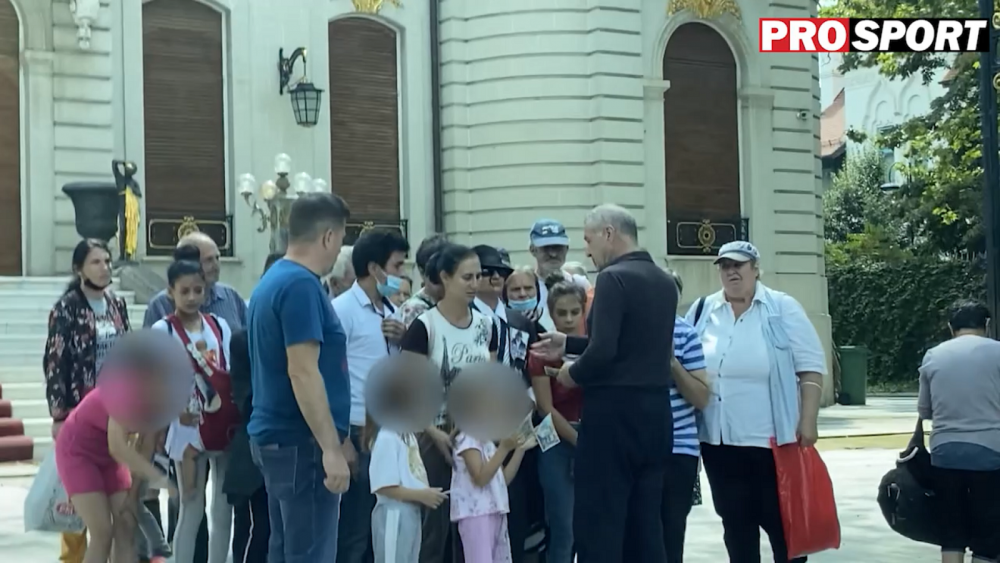Imagini geniale de la Palatul lui Gigi Becali! Un barbat s-a imbracat in Michael Jackson si a stat la coada pentru a primi bani de la patronul FCSB_2