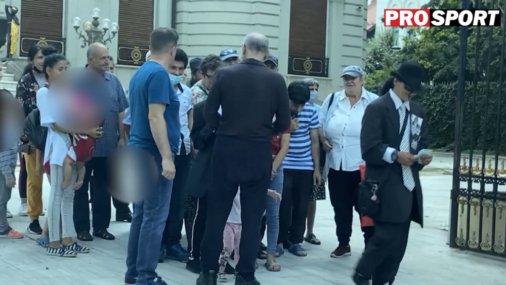 Imagini geniale de la Palatul lui Gigi Becali! Un barbat s-a imbracat in Michael Jackson si a stat la coada pentru a primi bani de la patronul FCSB_3