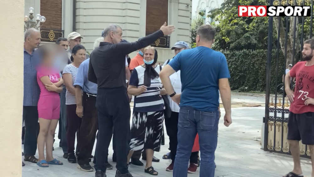 Imagini geniale de la Palatul lui Gigi Becali! Un barbat s-a imbracat in Michael Jackson si a stat la coada pentru a primi bani de la patronul FCSB_4