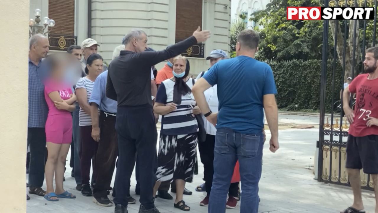 Imagini geniale de la Palatul lui Gigi Becali! Un barbat s-a imbracat in Michael Jackson si a stat la coada pentru a primi bani de la patronul FCSB_4
