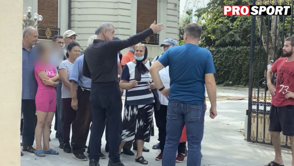 Imagini geniale de la Palatul lui Gigi Becali! Un barbat s-a imbracat in Michael Jackson si a stat la coada pentru a primi bani de la patronul FCSB_4
