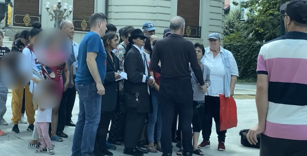 Imagini geniale de la Palatul lui Gigi Becali! Un barbat s-a imbracat in Michael Jackson si a stat la coada pentru a primi bani de la patronul FCSB_5
