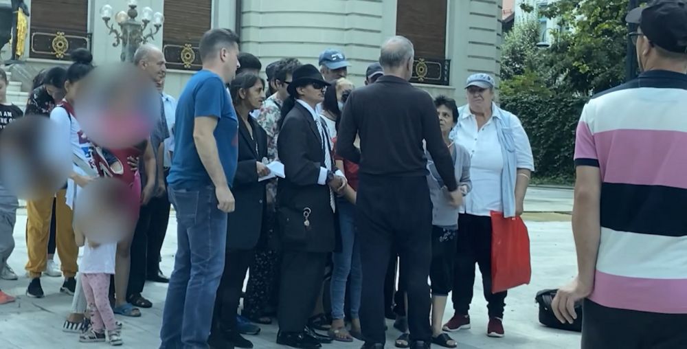 Imagini geniale de la Palatul lui Gigi Becali! Un barbat s-a imbracat in Michael Jackson si a stat la coada pentru a primi bani de la patronul FCSB_5
