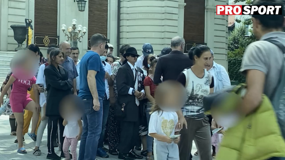 Imagini geniale de la Palatul lui Gigi Becali! Un barbat s-a imbracat in Michael Jackson si a stat la coada pentru a primi bani de la patronul FCSB_6