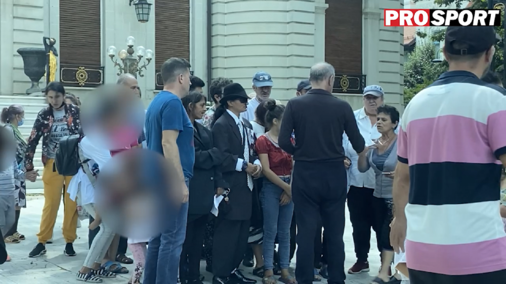 Imagini geniale de la Palatul lui Gigi Becali! Un barbat s-a imbracat in Michael Jackson si a stat la coada pentru a primi bani de la patronul FCSB_7