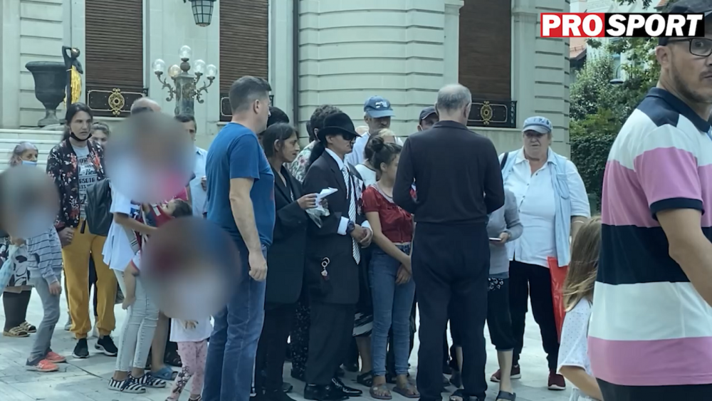 Imagini geniale de la Palatul lui Gigi Becali! Un barbat s-a imbracat in Michael Jackson si a stat la coada pentru a primi bani de la patronul FCSB_8