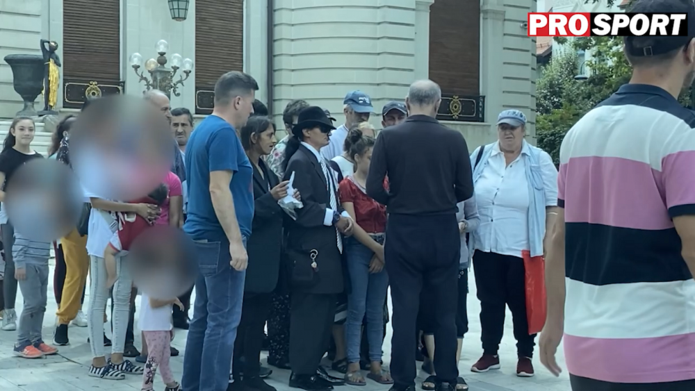 Imagini geniale de la Palatul lui Gigi Becali! Un barbat s-a imbracat in Michael Jackson si a stat la coada pentru a primi bani de la patronul FCSB_9
