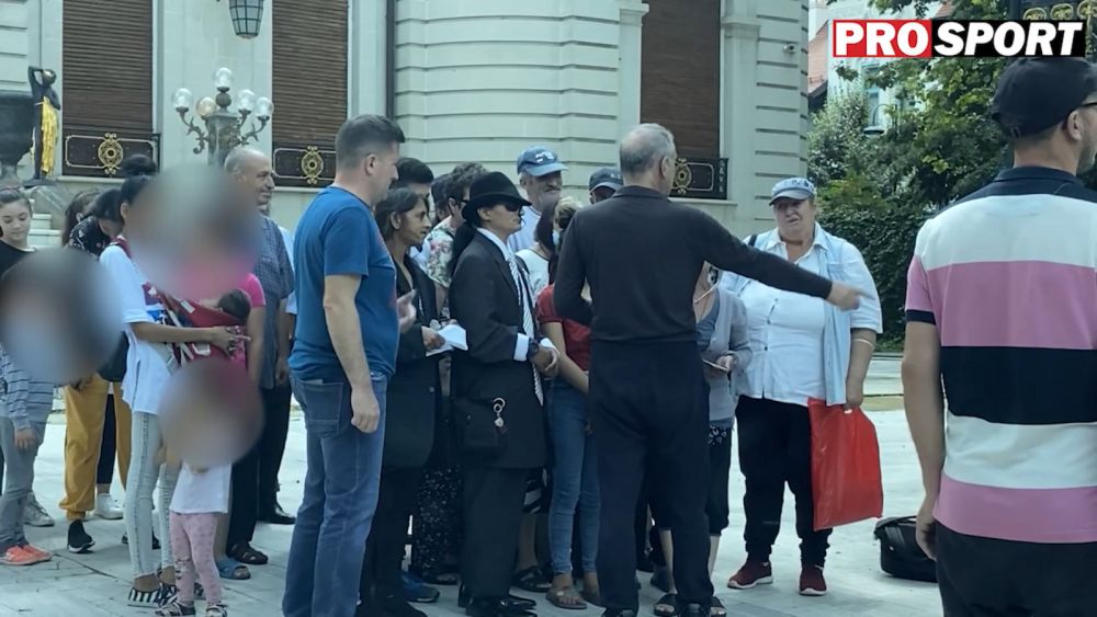 Imagini geniale de la Palatul lui Gigi Becali! Un barbat s-a imbracat in Michael Jackson si a stat la coada pentru a primi bani de la patronul FCSB_10