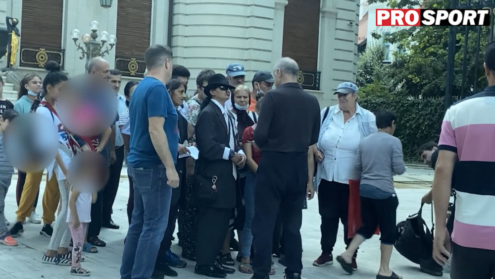 Imagini geniale de la Palatul lui Gigi Becali! Un barbat s-a imbracat in Michael Jackson si a stat la coada pentru a primi bani de la patronul FCSB_11