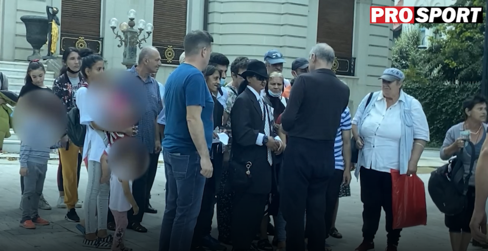 Imagini geniale de la Palatul lui Gigi Becali! Un barbat s-a imbracat in Michael Jackson si a stat la coada pentru a primi bani de la patronul FCSB_12