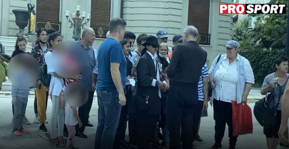 Imagini geniale de la Palatul lui Gigi Becali! Un barbat s-a imbracat in Michael Jackson si a stat la coada pentru a primi bani de la patronul FCSB_12