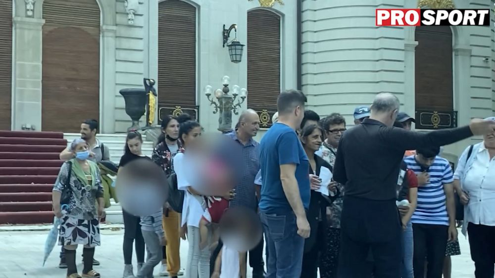 Imagini geniale de la Palatul lui Gigi Becali! Un barbat s-a imbracat in Michael Jackson si a stat la coada pentru a primi bani de la patronul FCSB_13