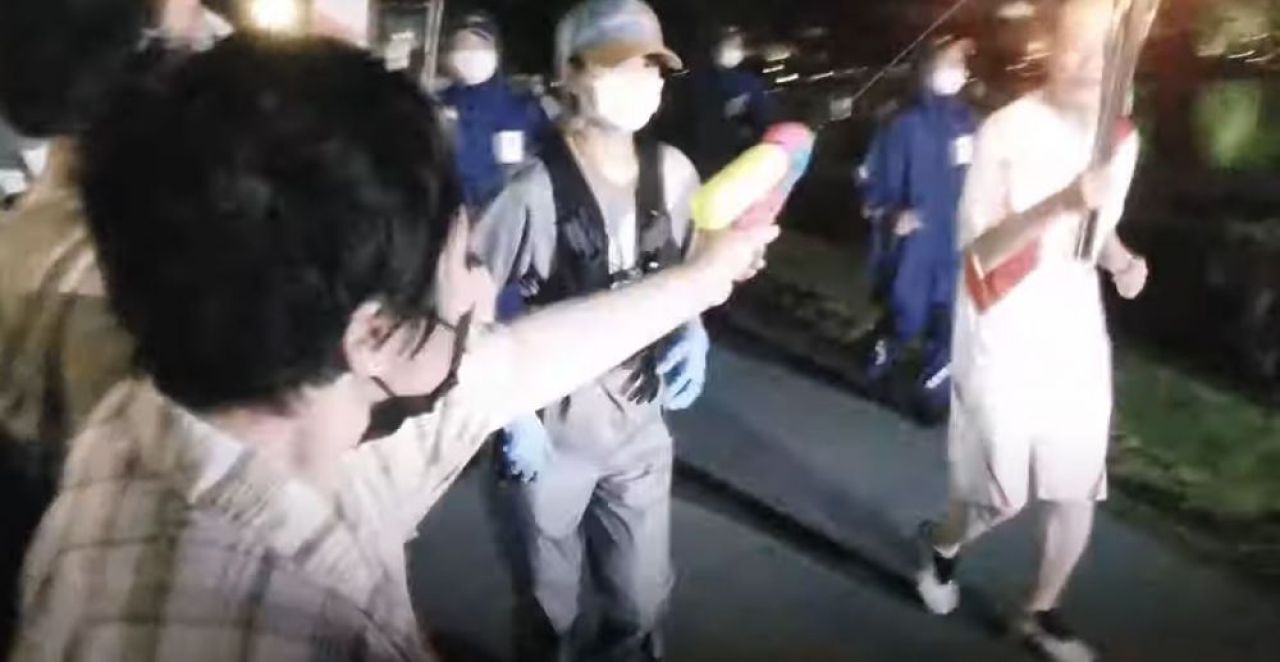 Imagini incredibile din Japonia! O femeie a fost arestata dupa ce a incercat sa stinga flacara olimpica cu un pistol cu apa _4