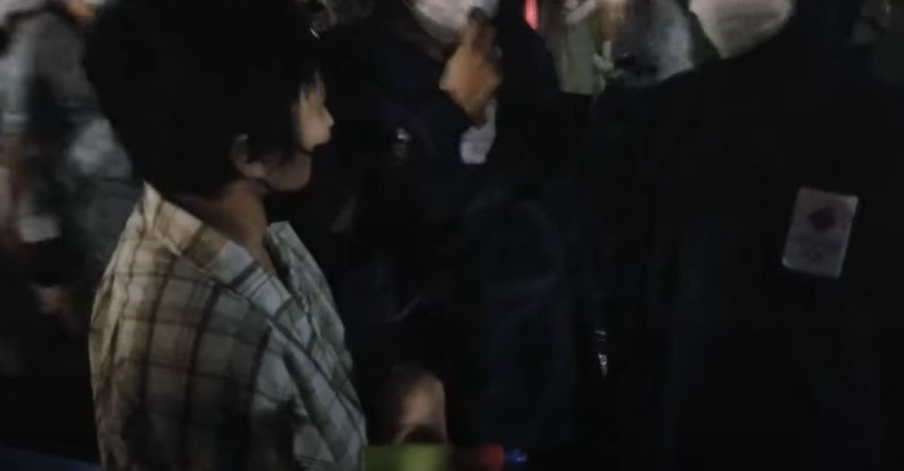 Imagini incredibile din Japonia! O femeie a fost arestata dupa ce a incercat sa stinga flacara olimpica cu un pistol cu apa _6