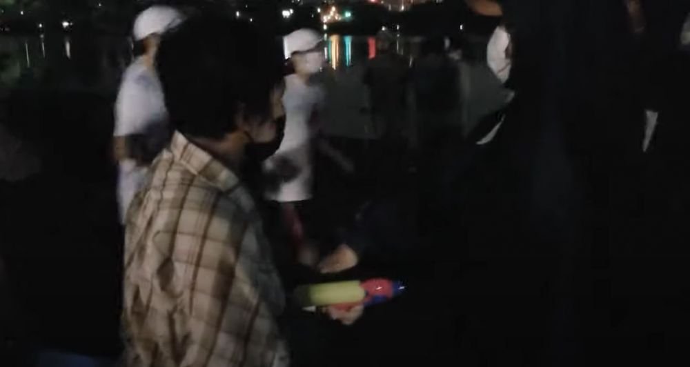 Imagini incredibile din Japonia! O femeie a fost arestata dupa ce a incercat sa stinga flacara olimpica cu un pistol cu apa _8