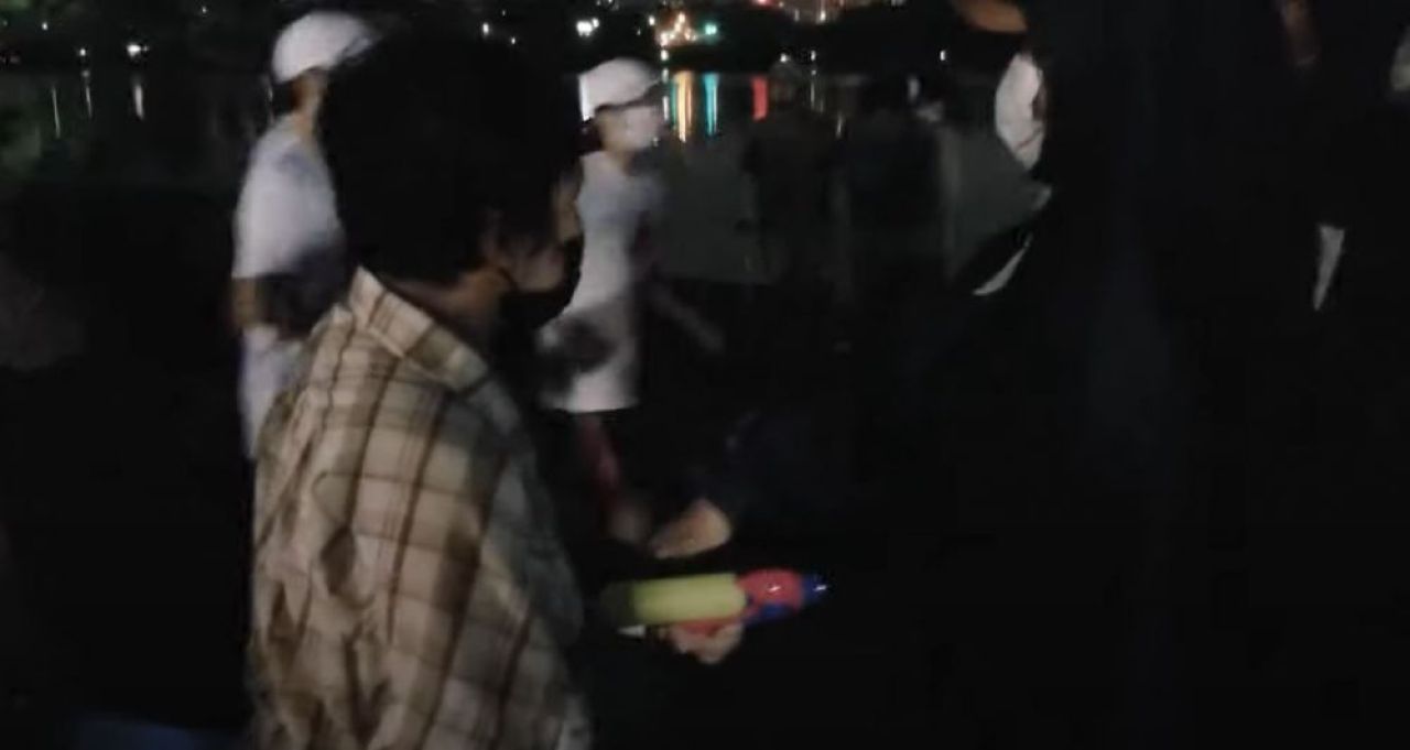 Imagini incredibile din Japonia! O femeie a fost arestata dupa ce a incercat sa stinga flacara olimpica cu un pistol cu apa _8
