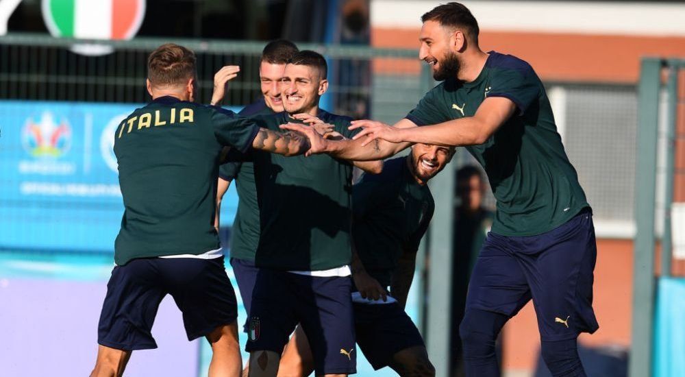 Clipul care face inconjurul lumii. Ce i-au facut colegii lui Insigne pentru a ajunge la inaltimea lui Donnarumma VIDEO _2