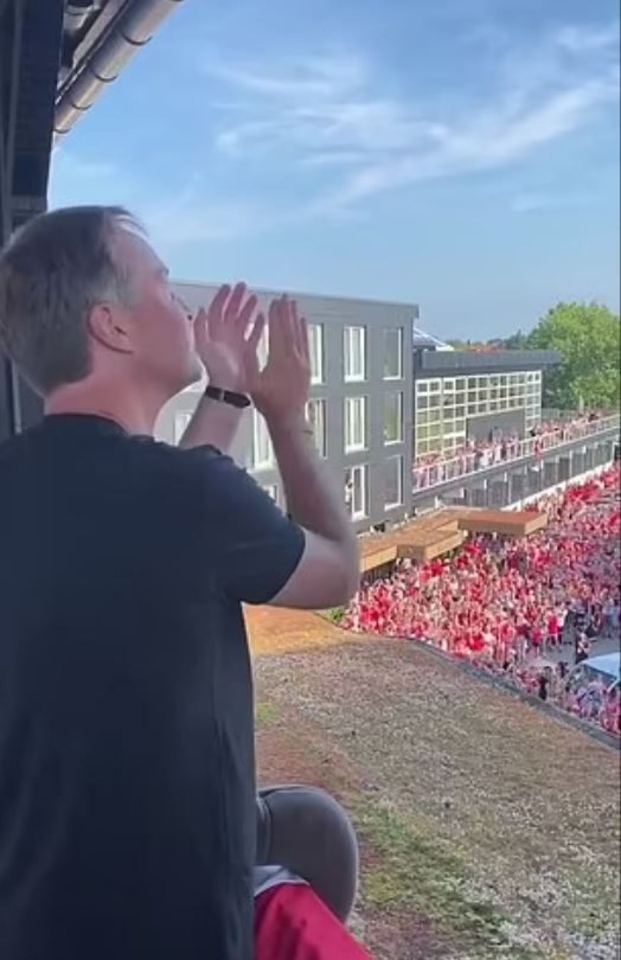 Imagini incredibile din Danemarca! Suporterii nu au voie pe Wembley asa ca le-au pregatit o surpriza uriasa fotbalistilor lui Hjulmand la plecarea din tara_1