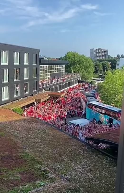 Imagini incredibile din Danemarca! Suporterii nu au voie pe Wembley asa ca le-au pregatit o surpriza uriasa fotbalistilor lui Hjulmand la plecarea din tara_2