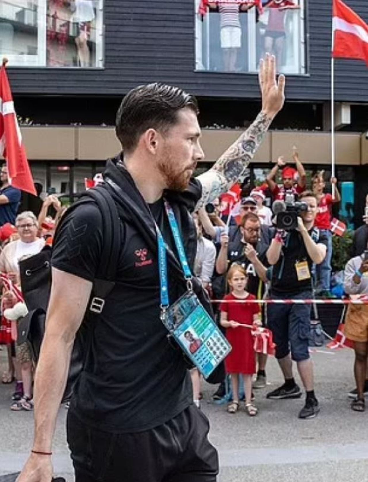 Imagini incredibile din Danemarca! Suporterii nu au voie pe Wembley asa ca le-au pregatit o surpriza uriasa fotbalistilor lui Hjulmand la plecarea din tara_3